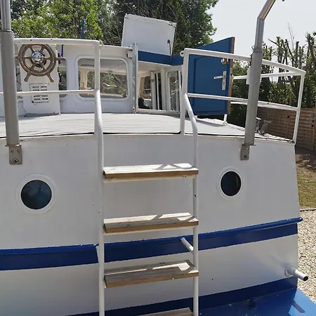 Nuit Insolite Bateau Sur Terre Fraillicourt